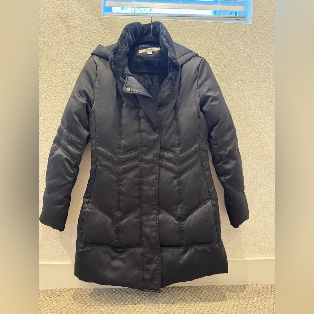 DKNY black puffer coat w/ chevron quilted design & a faux-fur lined collar